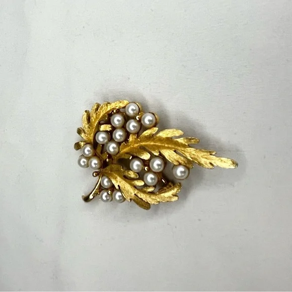 Vintage Alan J Faux Pearl Gold Tone Leaf Brooch Pin Signed - Picture 2 of 6